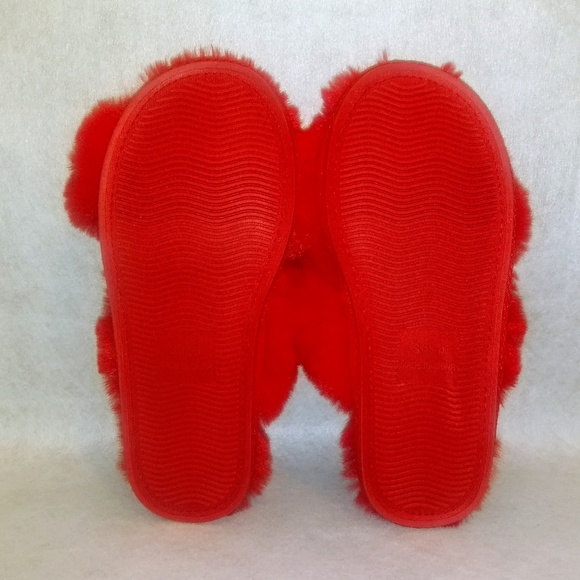 ☘️NWOT Red faux fur slippers by cat and jack - Picture 6 of 8